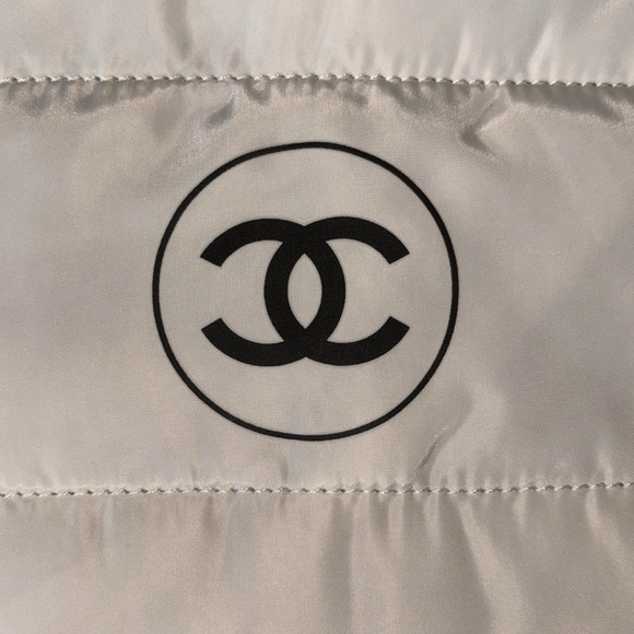 Chanel Cosmetic Bag - NEW - Picture 3 of 5
